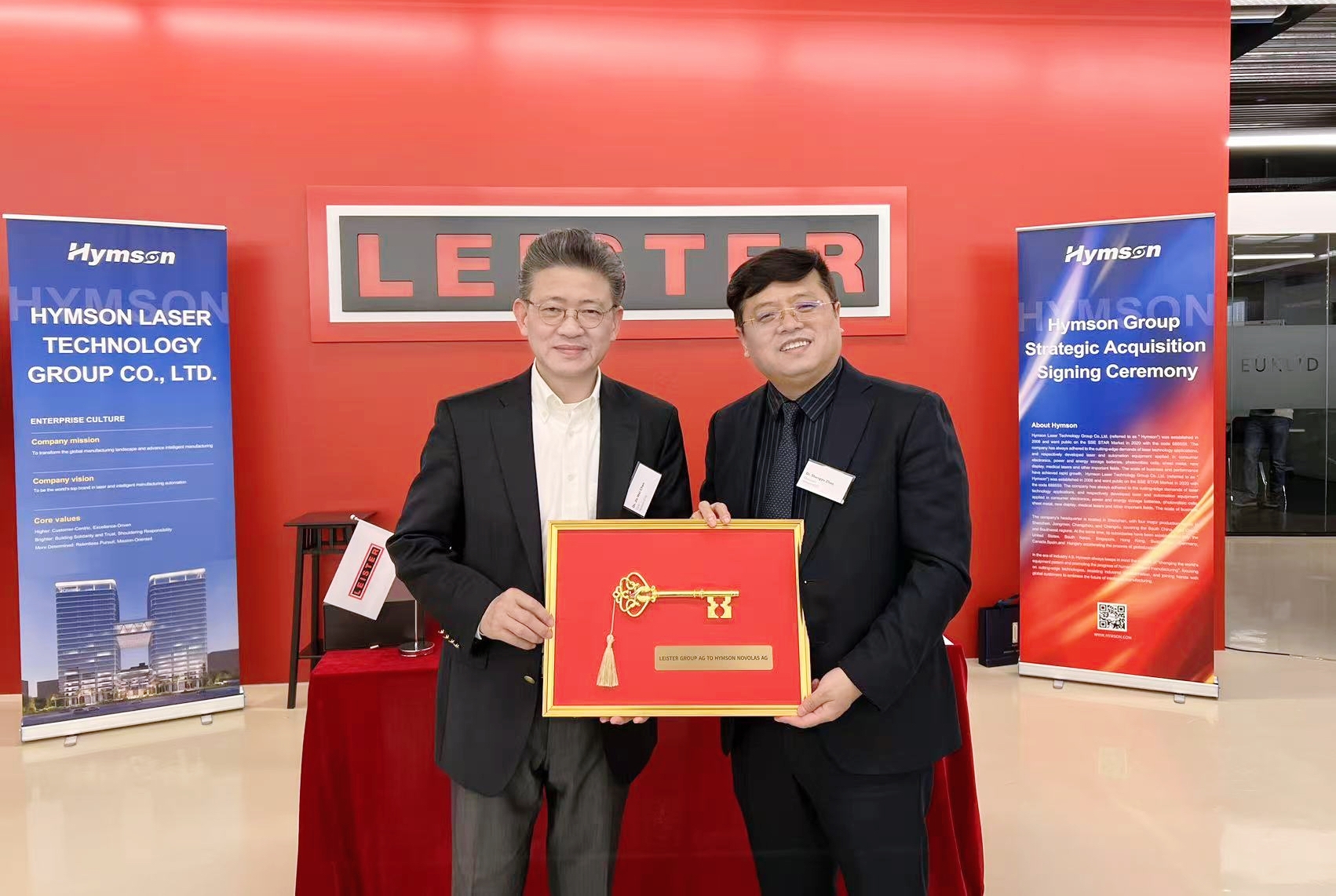 2、陈博、赵董钥匙交接 (1).jpg